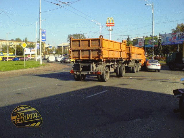 На Ленинградской площади "КаМАЗ" подмял под себя "Деу"