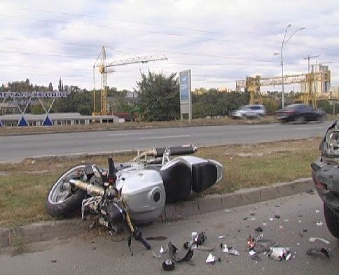 Внедорожник лихо опрокинул "железного коня"