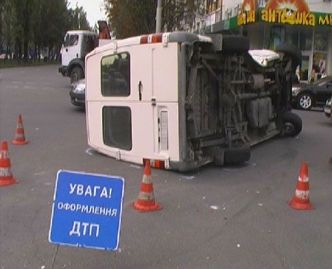 В центре Киева "Мерседес" разлегся посреди перекрестка