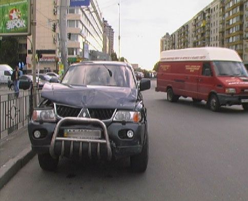 В центре Киева "Мерседес" разлегся посреди перекрестка