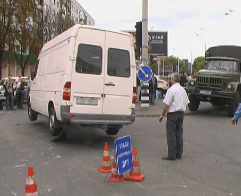 В центре Киева "Мерседес" разлегся посреди перекрестка