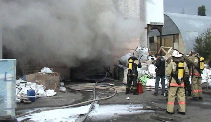 Велика пожежа охопила складські приміщення на Куренівці 