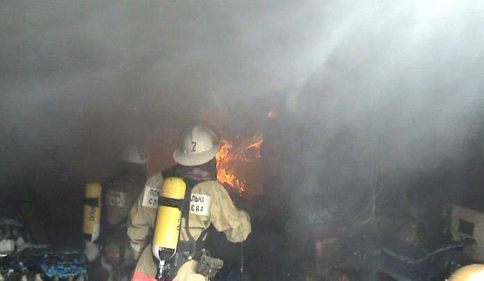 Велика пожежа охопила складські приміщення на Куренівці 