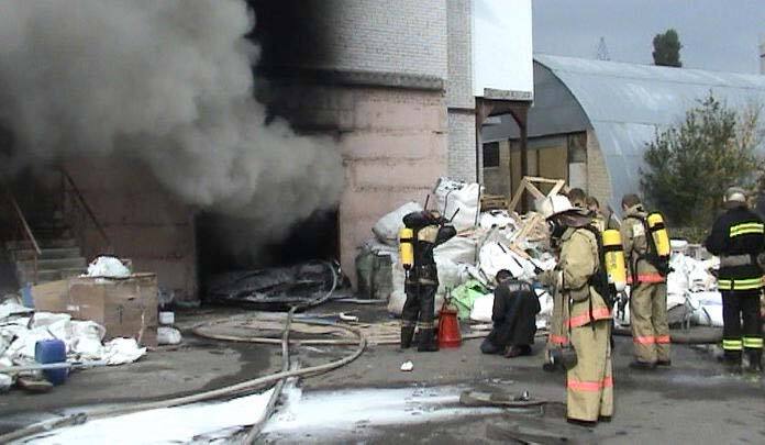 Велика пожежа охопила складські приміщення на Куренівці 