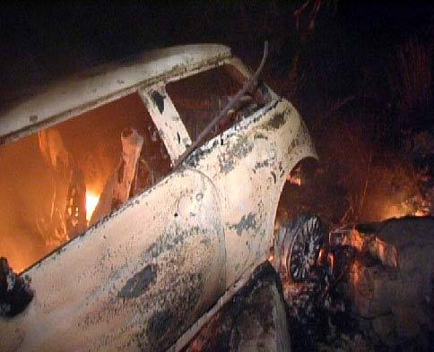 "Мини" врезался в бетонную ограду и загорелся 