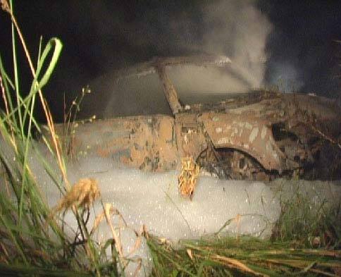 "Мини" врезался в бетонную ограду и загорелся 