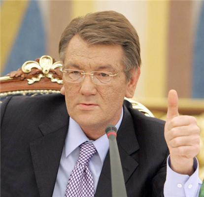 Ющенко продегустирует вино в Закарпатской области