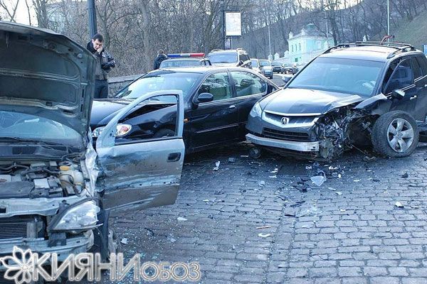 У Києві на Володимирському узвозі не розминулися три авто