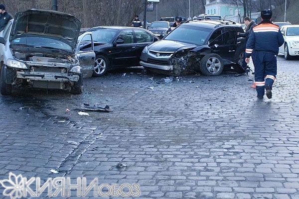 В Киеве на Владимирском спуске не разминулись три авто
