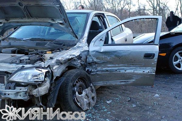 На Владимирском спуске не разминулись три авто