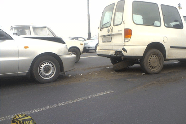 ДТП на мосту Патона парализовало пол-Киева