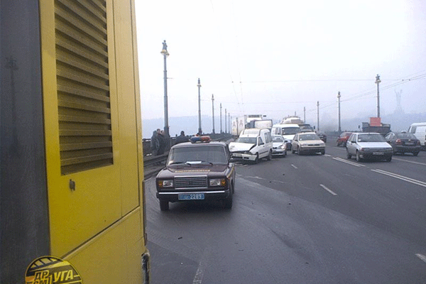 ДТП на мосту Патона парализовало пол-Киева