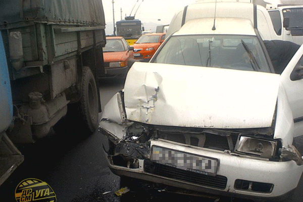 ДТП на мосту Патона парализовало пол-Киева