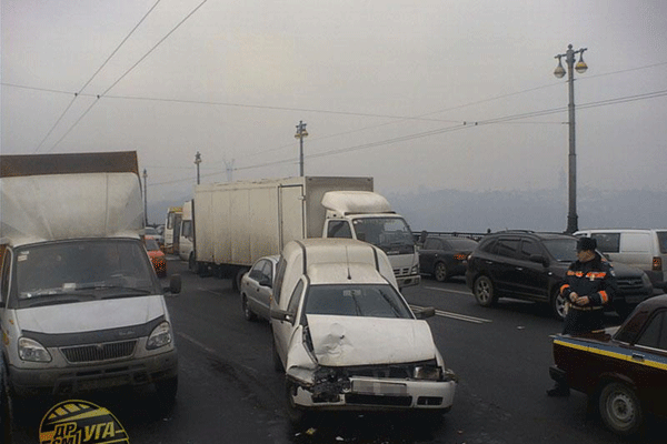 ДТП на мосту Патона парализовало пол-Киева