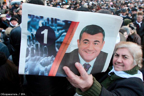 Многотысячная грузинская оппозиция объявила Саакашвили войну