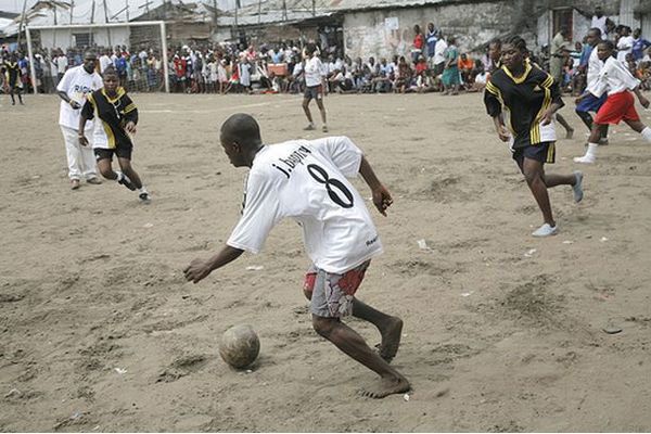 Фотоужас! Футбол в Африке