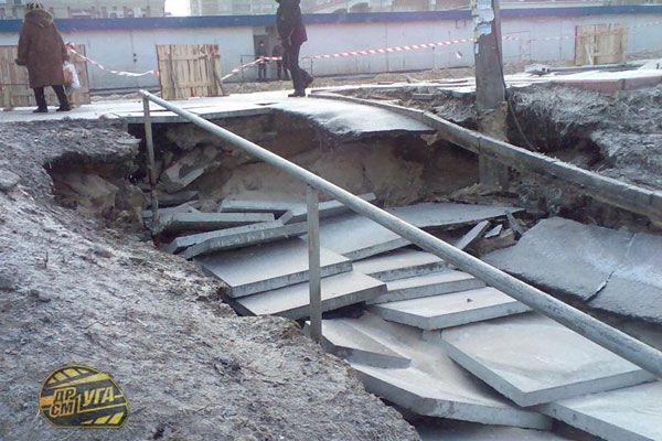 ЧП на Троещине: под землю провалились два киоска