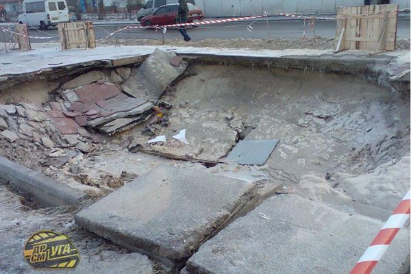 ЧП на Троещине: под землю провалились два киоска