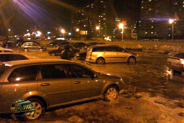 ЧП на Троещине: под землю провалились два киоска