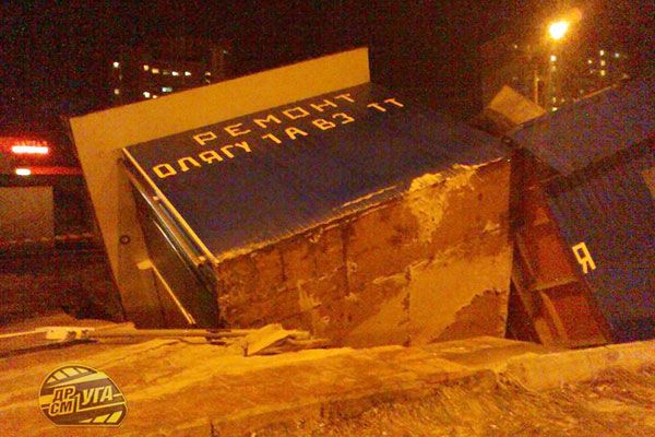 ЧП на Троещине: под землю провалились два киоска