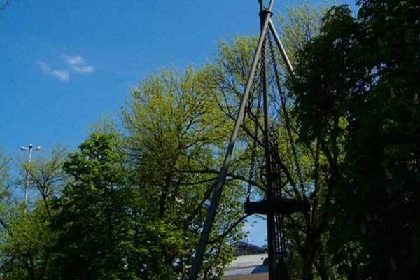 Памятник Майдану потихоньку убрали с Подола