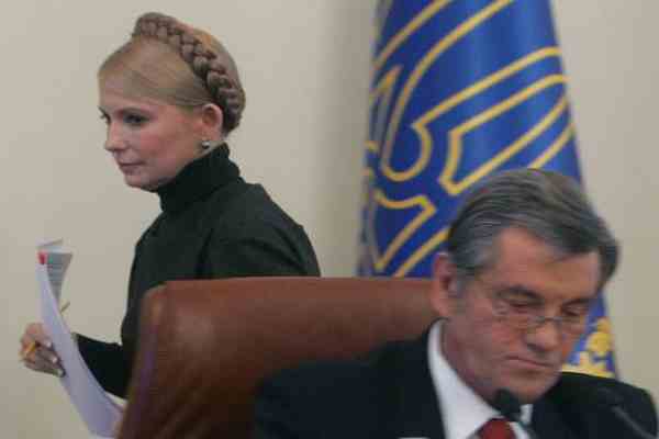 Президенту и премьеру не дают полюбезничать наедине