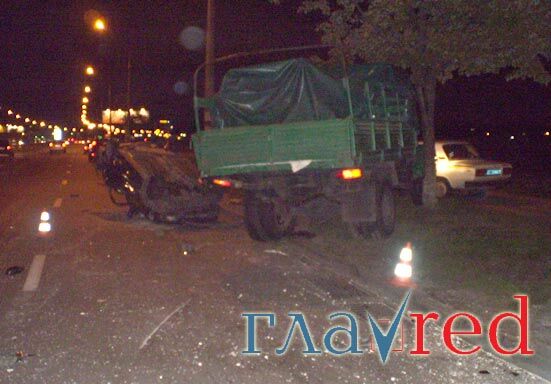 "Ланос" въехал в грузовик и перевернулся