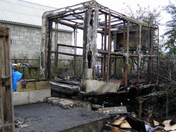 В стоительном вагончике заживо сгорел мужчина (на фото труп)