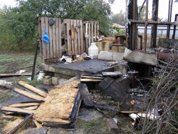 В стоительном вагончике заживо сгорел мужчина (на фото труп)