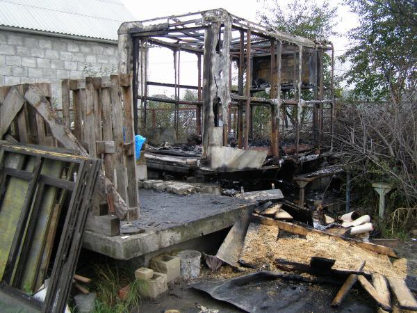 В стоительном вагончике заживо сгорел мужчина (на фото труп)