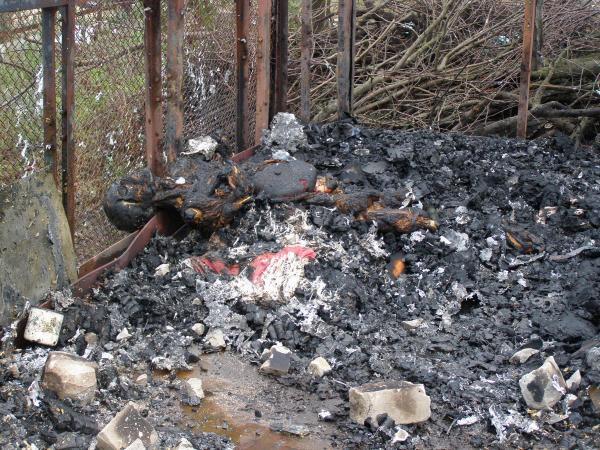 В стоительном вагончике заживо сгорел мужчина (на фото труп)