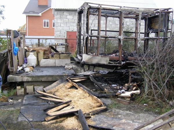 В стоительном вагончике заживо сгорел мужчина (на фото труп)