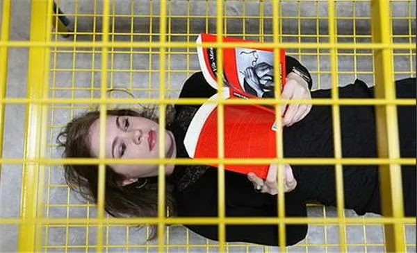 Художниця змусила галерею ліжками