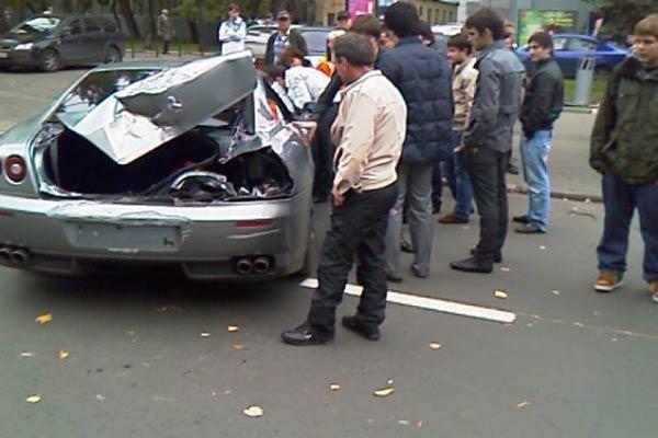 Трамвай атаковал Ferrari!