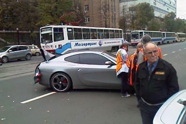 Трамвай атаковал Ferrari!