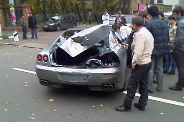 Трамвай атаковал Ferrari!