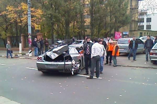 Трамвай атаковал Ferrari!