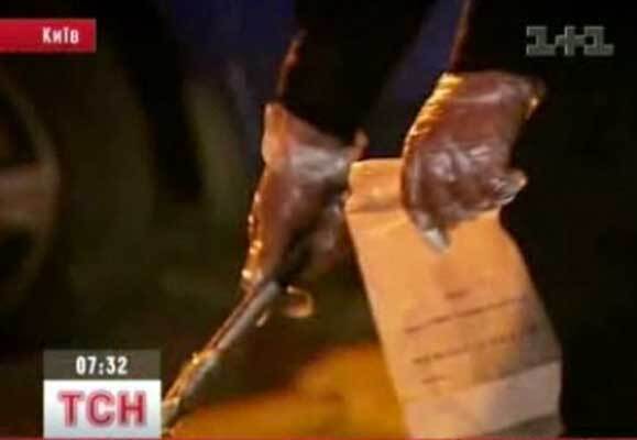 В Киеве в сотрудника СБУ бросили бомбу