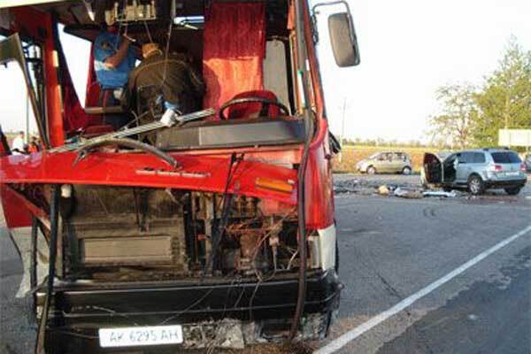 На Кубани автобус врезался в дерево, трое погибших