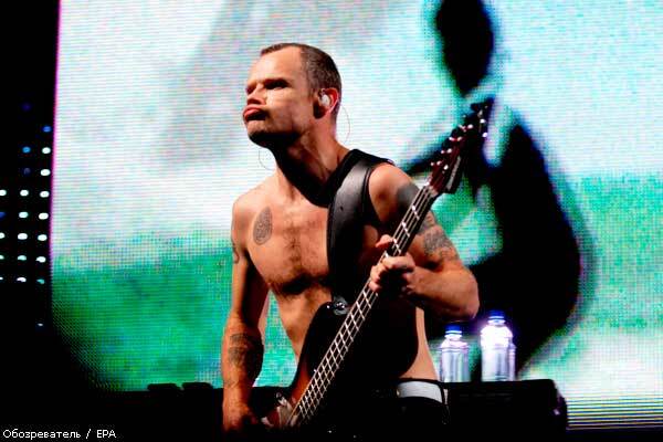 Басист Red Hot Chili Peppers будет учить теорию музыки