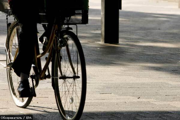 Банда полуобнаженных девиц ограбила велосипедиста в США