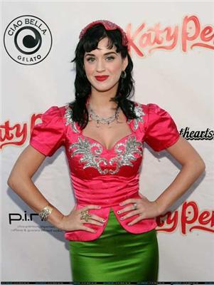 Она поцеловала девушку и спела об этом песню