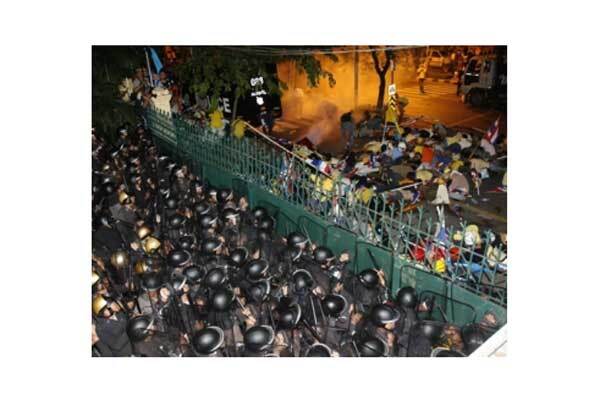 Тысяча демонстрантов в Таиланде требуют отставки премьера