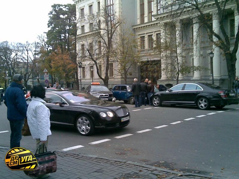 На улице Банковой произошло VIP-ДТП