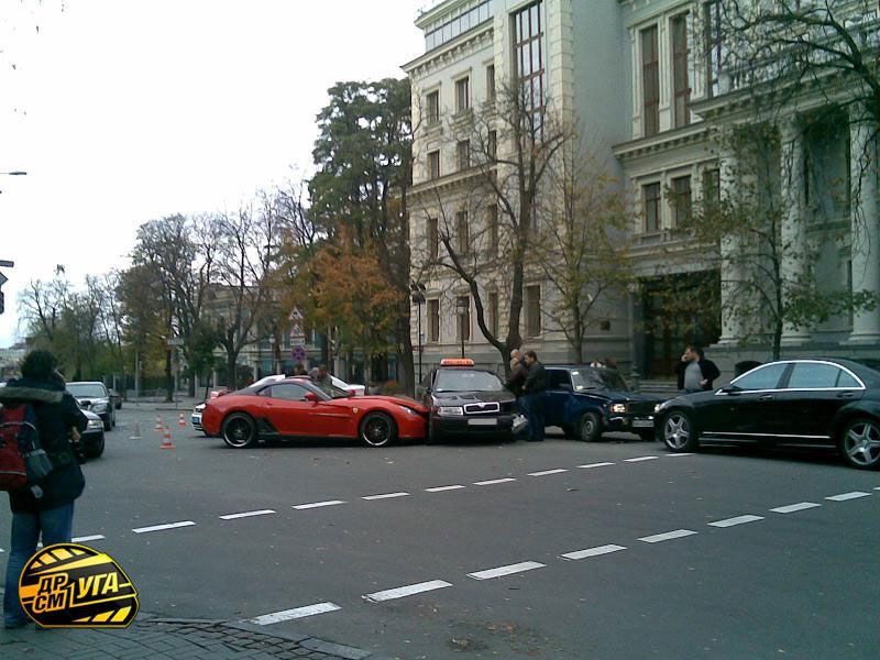 На улице Банковой произошло VIP-ДТП