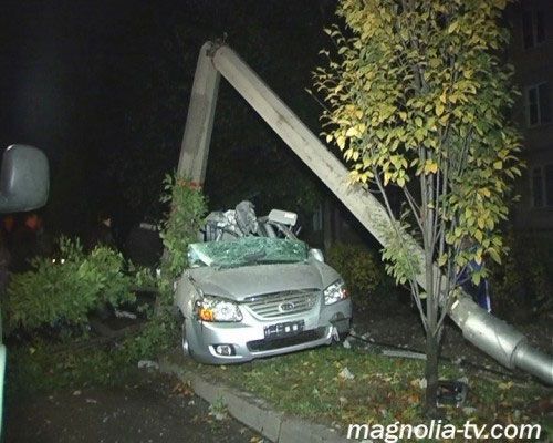 "КИА" врезался в столб, шансов выжить не было