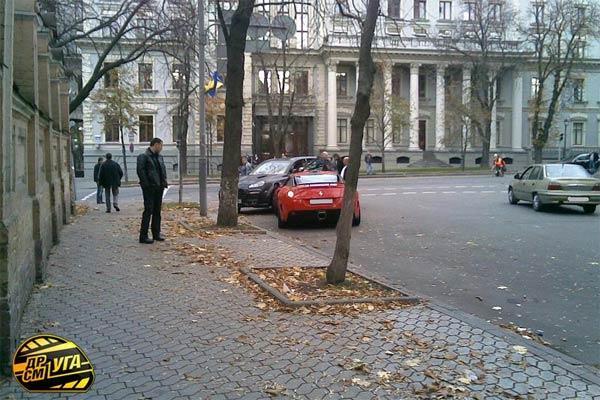 В Киеве возле Секретариата Президента Ferrari крушил автомобили