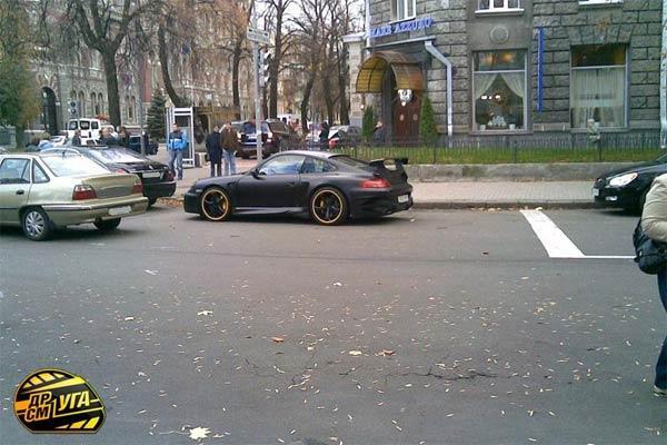 В Киеве возле Секретариата Президента Ferrari крушил автомобили