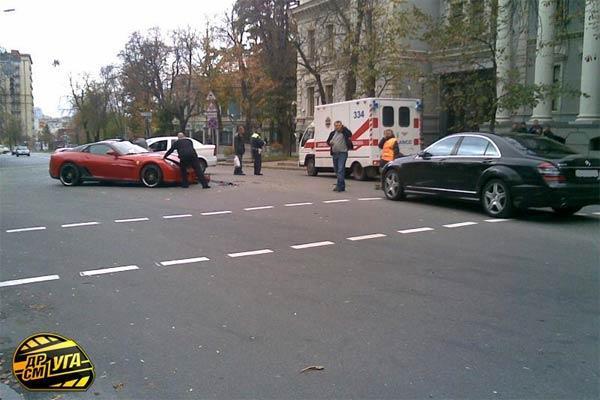В Киеве возле Секретариата Президента Ferrari крушил автомобили