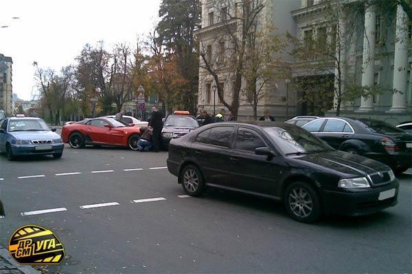 В Киеве возле Секретариата Президента Ferrari крушил автомобили